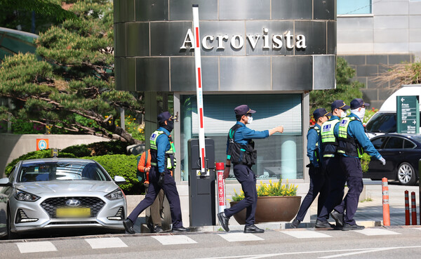 윤석열·김건희 부부와 건진법사 전성배씨 사이의 각종 의혹을 수사 중인 검찰이 서울 서초동 아크로비스타 윤석열 자택에 대해 압수수색에 들어간 30일 경찰들이 아크로비스타 주변에서 근무를 서고 있다. (사진=연합뉴스)