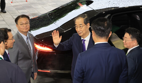 한덕수 대통령 권한대행 국무총리가 1일 사퇴 입장을 밝힌 대국민 담화 뒤 정부서울청사를 나서면서 직원들과 인사하고 있다. (사진=연합뉴스)