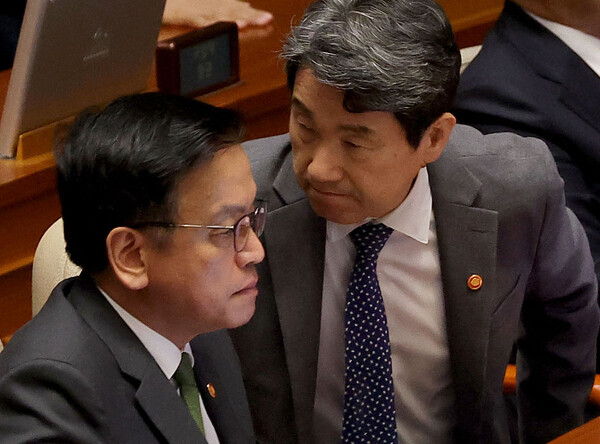최상목 경제부총리 겸 기획재정부 장관(왼쪽)과 이주호 사회부총리 겸 교육부 장관이 1일 국회 본회의에 참석해 있다.