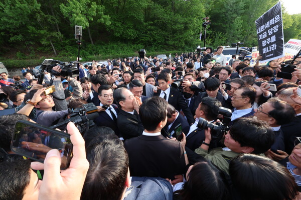 2일 오후 광주 북구 국립 5ㆍ18민주묘지를 찾은 한덕수 전 총리가 광주비상행동 등 시민사회단체 관계자들에게 가로막히자 손마이크를 한 뒤 '여러분 조용히 해주세요. 저도 호남 사람입니다'라고 외치고 있다. (사진=연합뉴스)