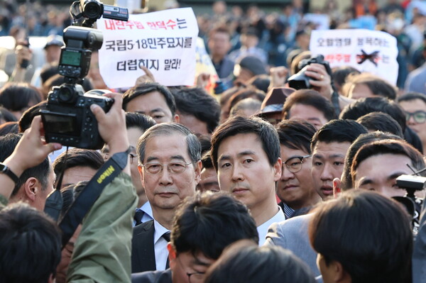 2일 오후 광주 북구 국립 5ㆍ18민주묘지를 찾은 한덕수 전 총리가 광주비상행동 등 시민사회단체 관계자들에게 가로막혀 발길을 돌리고 있다. 