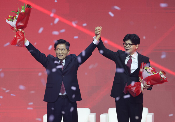 국민의힘 대선 후보로 선출된 김문수 후보가 3일 경기 고양시 킨텍스에서 열린 국민의힘 전당대회에서 꽃다발을 받은 뒤 한동훈 후보와 함께 인사하고 있다. (사진=연합뉴스)