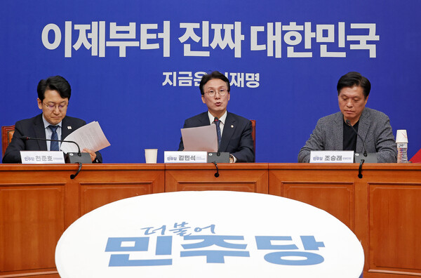 더불어민주당 김민석 상임공동선거대책위원장이 4일 국회에서 열린 기자간담회에서 발언하고 있다. (사진=연합뉴스)