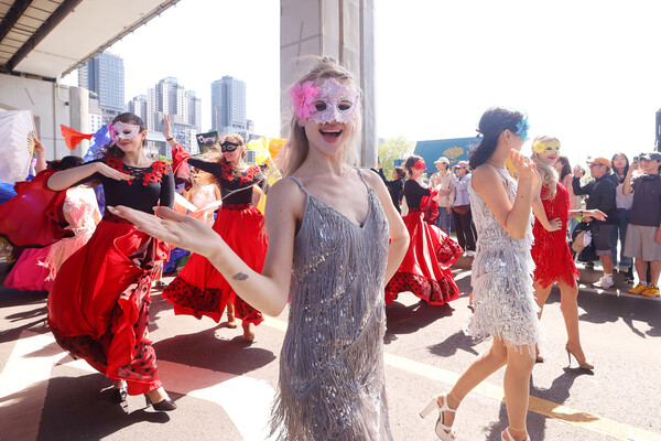 4일 오후 서울 서초구 잠수교에서 열린 '2025 차 없는 잠수교 뚜벅뚜벅 축제'에서 가면 퍼레이드에 참여한 시민들이 행진하고 있다. (사진=연합뉴스)