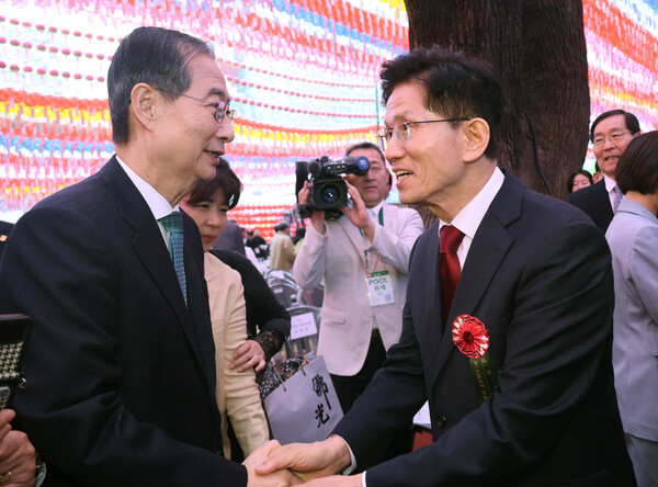 김문수 국민의힘 대선 후보(오른쪽)와 한덕수 대선 예비후보가 5일 서울 종로구 조계사에서 열린 불기 2569년 부처님오신날 봉축법요식을 마친 뒤 악수하고 있다. (사진=연합뉴스)