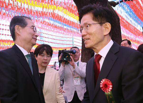 국민의힘 김문수 대선 후보(오른쪽)와 무소속 한덕수 대선 예비후보가 5일 서울 종로구 조계사에서 열린 불기 2569년 부처님오신날 봉축법요식을 마치며 인사 뒤 행사장을 떠나고 있다. (사진=연합뉴스)