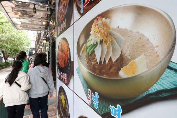 냉면을 포함한 외식 품목 가격이 오르며 소비자 물가를 끌어올리고 있다. 6일 한국소비자원 가격 정보 사이트 참가격에 따르면 냉면 1인분 평균 가격은 1만2,115원에 이른다. (사진=연합뉴스)