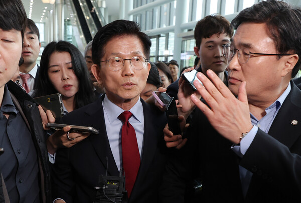 김문수 국민의힘 대선 후보가 6일 아시아태평양경제협력체(APEC) 회의장인 경북 경주시 경주화백컨벤션센터에서 선거 일정 중단을 선언한 뒤 이동하고 있다. (사진=연합뉴스)