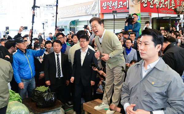 이재명 더불어민주당 대선 후보가 '골목골목 경청투어' : 국토종주편'에 나선 6일 충북 증평군 증평장뜰시장에서 연설을 하고 있다. (사진=연합뉴스)