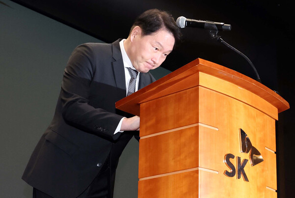 최태원 SK그룹 회장이 7일 서울 중구 SKT타워에서 열린 유심 정보 유출 관련 일일 브리핑에 참석, SK텔레콤에서 일어난 해킹 피해에 대해 대국민 사과를 한 뒤 인사하고 있다. (사진=연합뉴스)