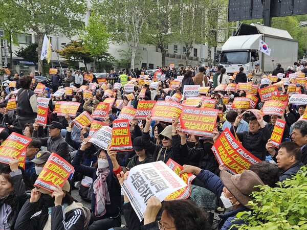 지난 3일 오후 대법원 인근에서 시민단체 회원들이 이재명 더불어민주당 대선 후보 선거법 사건에 대법원의 유죄 취지 파기환송 선고를 규탄하는 집회를 하고 있다. (사진=연합뉴스)