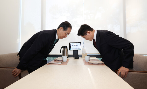 김문수 국민의힘 대선후보(오른쪽)와 무소속 한덕수 대선 예비후보가 7일 서울 종로구의 한 식당에서 후보 단일화 관련 회동을 하고 있다. (사진=연합뉴스)