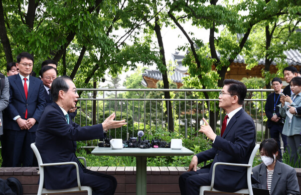 김문수 국민의힘 대선후보와 한덕수 무소속 예비후보가 8일 서울 국회 사랑재에 위치한 커피숍에서 만나 단일화 관련 대화를 나누고 있다. (사진=연합뉴스)