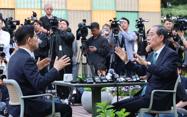 김문수 국민의힘 대선후보와 한덕수 무소속 대선 예비후보가 8일 서울 국회 사랑재에 위치한 커피숍에서 만나 단일화 논의 회동을 하고 있다. (사진=연합뉴스)