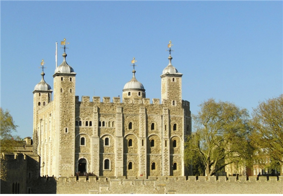    런던타워의 최초 건축물인 화이트타워. 1078년 정복왕 윌리엄 1세가 건립