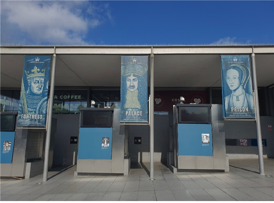     런던의 여름 하늘만큼이나 파란 런던타워 입구 매표소(?)