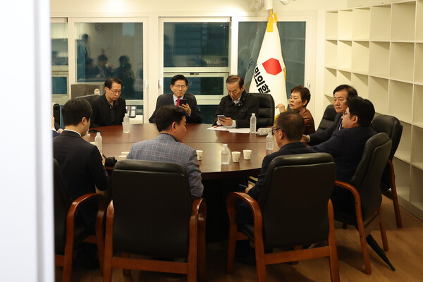 김문수 국민의힘 대선 후보가 10일 서울 여의도 국민의힘 당사 대통령 후보실을 캠프 관계자들과 점거한 채 당 지도부의  대선 후보 교체 강행에 대한 대책을 논의하고 있다. (사진=연합뉴스)