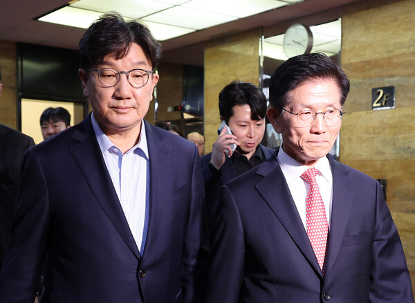 김문수 국민의힘 대선 후보가 11일 국회에서 열린 의원총회에서 의원들과 기념 촬영을 한 후 권성동 원내대표와 이동하고 있다. (사진=연합뉴스) 