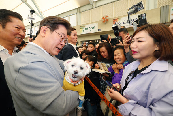 남도문화벨트 골목골목 경청투어에 나선 이재명 더불어민주당 대선 후보가 11일 전남 강진군 강진읍 강진오감통시장을 찾아 한 지지자의 반려견을 품에 안고 인사를 하고 있다. (사진=연합뉴스)