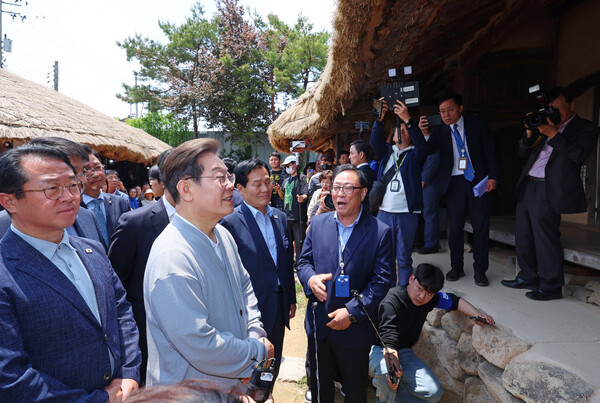 이재명 더불어민주당 대선 후보가 11일 남도문화벨트 골목골목 경청투어로 전남 강진군 강진읍 사의재를 찾아 관계자의 설명을 듣고 있다. (사진=연합뉴스)