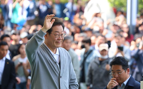 남도문화벨트 골목골목 경청투어에 나선 이재명 더불어민주당 대선 후보가 11일 전남 해남군 해남읍 군민광장을 방문해 연설에 앞서 지지자들에게 인사를 하고 있다. (사진=연합뉴스)