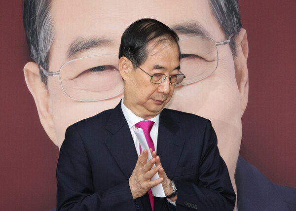  한덕수 전 국무총리가 11일 서울 여의도의 캠프 사무실에서 "평범한 시민으로 돌아가겠다"는 내용의 기자회견을 마친 뒤 이동하고 있다. (사진=연합뉴스)