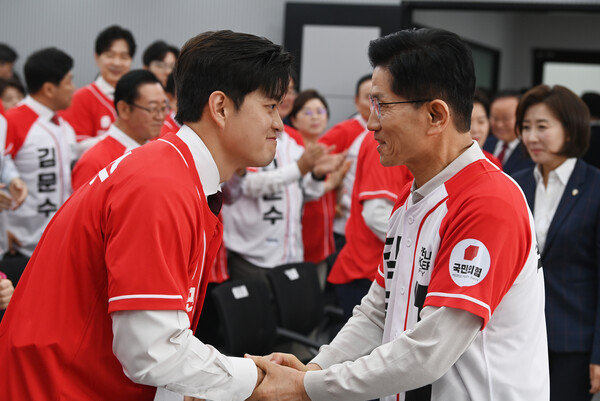 국민의힘 비상대책위원장으로 내정된 김용태 국민의힘 중앙선거대책위원회 공동선거 대책 위원장이 12일 서울 여의도 중앙당사에서 열린 중앙선대위 임명장 수여식에 참석해 김문수 후보와 악수하고 있다. (사진=연합뉴스)