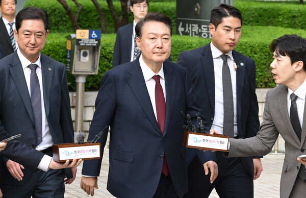 윤석열 전 대통령이 12일 서울 서초구 중앙지방법원에서 열린 내란 우두머리 혐의, 직권남용 권리행사방해 혐의 사건 3차 공판에 출석하고 있다. (사진=연합뉴스)