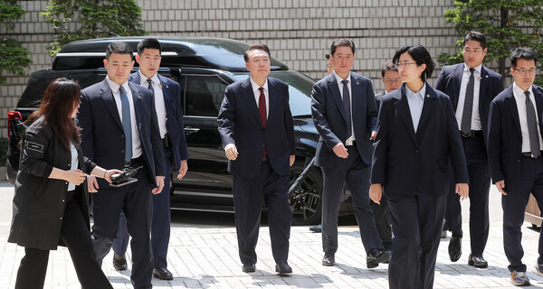 윤석열 전 대통령이 12일 서울 서초구 중앙지방법원에서 열린 내란 우두머리 혐의, 직권남용 권리행사방해 혐의 사건 3차 공판 오후 재판에 출석하고 있다. (사진=연합뉴스)