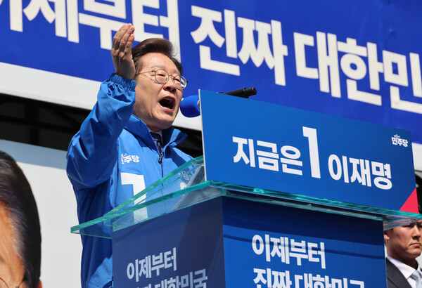 이재명 더불어민주당 대선 후보가 6·3 대통령선거 공식 선거운동 첫날인 12일 서울 광화문광장에서 열린 출정식에서 지지를 호소하는 연설을 하고 있다. (사진=연합뉴스)