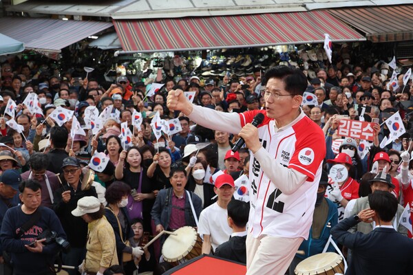 김문수 국민의힘 대선 후보가 12일 대구 서문시장에서 시민들에게 지지를 호소하고 있다. (사진=연합뉴스)