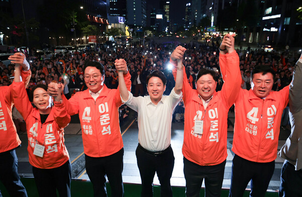 이준석 개혁신당 대선 후보가 제21대 대통령 선거 공식 선거운동 첫날인 12일 서울 청계광장에서 열린 출정식에서 선대위원장들과 함께 기념촬영을 하고 있다. (사진=연합뉴스)