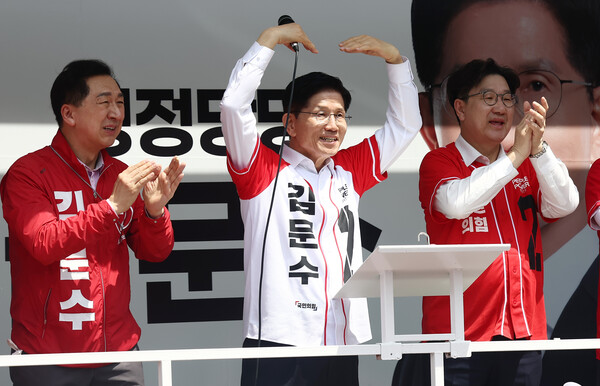 이준석 개혁신당 대선후보가 13일 대구 칠성시장에서 시민과 셀카를 찍고 있다. (사진=연합뉴스)