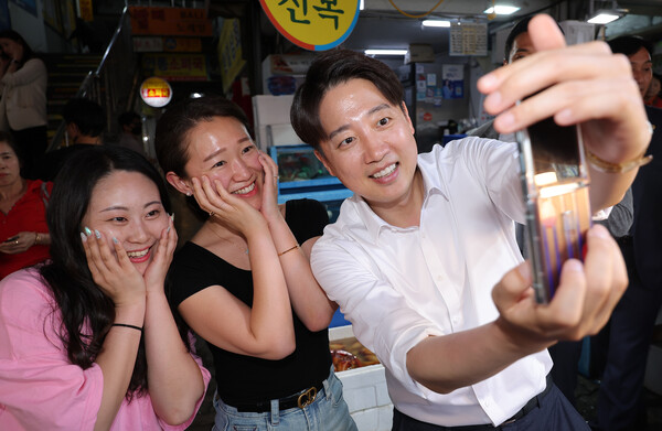 이준석 개혁신당 대선후보가 13일 대구 칠성시장에서 시민과 셀카를 찍고 있다. (사진=연합뉴스)