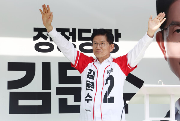 김문수 국민의힘 대선 후보가 13일 울산 남구신정시장 인근에서 유세를 하고 있다. (사진=연합뉴스)