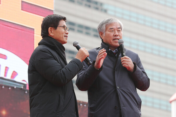 2019년 당시 전광훈 목사의 광화문 집회에서 전 목사와 연단에 올라있는 김문수 국민의힘 대선 후보. (사진=연합뉴스)