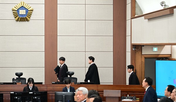 지귀연 부장판사(왼쪽)가 지난달 21일 서울중앙지법에서 열린 윤석열의 내란 우두머리 혐의 형사재판 2차 공판에 입장하고 있다. (사진=연합뉴스) 