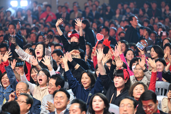 지난 5월 3일 경기 고양시 킨텍스에서 열린 국민의힘 최종 대선 후보 선출을 위한 전당대회에 참석한 국민의힘 당원들이  손을 흔들며 인사하고 있다. (사진=연합뉴스)