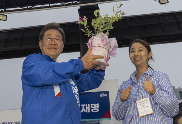 이재명 더불어민주당 대선후보가 15일 전남 목포시 평화광장 원형상가 앞에서 열린 유세에서 김대중 전 대통령을 상징하는 인동초를 선물받고 있다. (사진=연합뉴스)