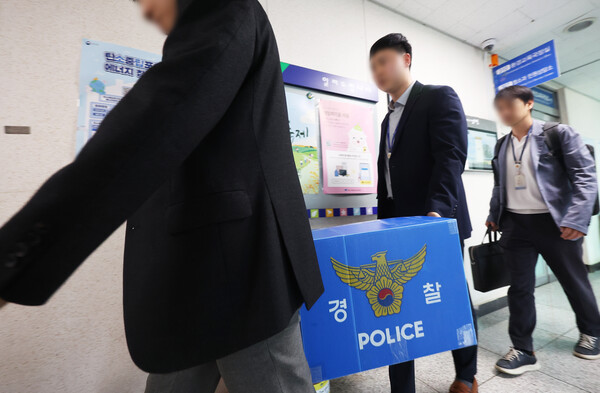 서울~양평 고속도로 노선 변경과 관련한 특혜 의혹을 수사 중인 경찰이 16일 경기도 양평군청 압수수색을 마친 뒤 압수품을 옮기고 있다. (사진=연합뉴스)