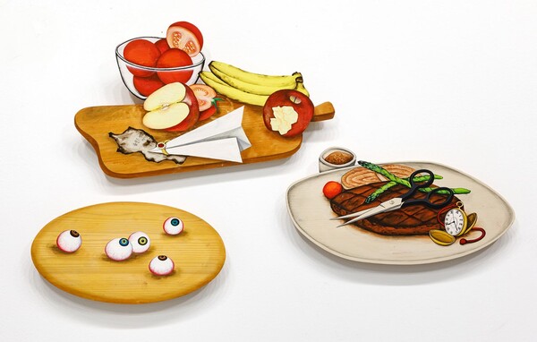 식탁 풍경, 우드 조각에 과슈 채색, 가변크기, 가변 설치 2021 