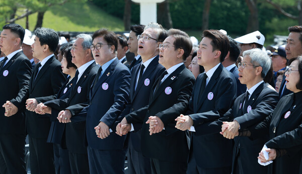  18일 광주광역시 북구 국립 5·18민주묘지에서 열린 5·18민주화운동 45주년 기념식에서 정부인사와 대선후보들이 '임을 위한 행진곡'을 제창하고 있다. (사진=연합뉴스)