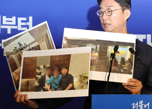 노종면 더불어민주당 선대위 대변인이 19일 서울 여의도 당사에서 "지귀연 서울중앙지법 부장판사가 유흥업소에서 접대받았다"라는 의혹을 제기하며 관련 사진을 공개하고 있다. (사진=연합뉴스)