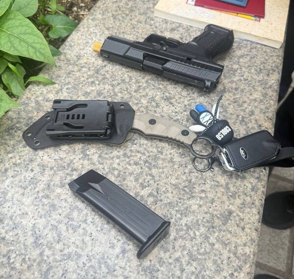 서울 여의도 민주당사 인근에서 체포된 남성이 가방에 소지하고 있던 칼과 BB탄총(추정) (사진=연합뉴스 / 독자제공)