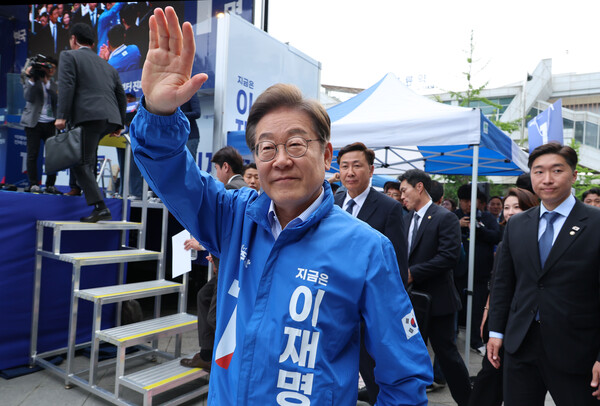 이재명 더불어민주당 대선 후보가 20일 경기 파주시 금릉역 중앙광장에서 열린 유세에서 시민들에게 인사하고 있다. (사진=연합뉴스)