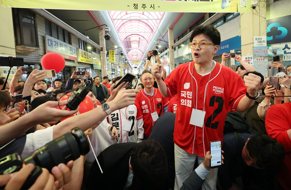 한동훈 전 국민의힘 대표가 22일 청주 육거리시장에서 김문수 대선 후보의 지원 유세를 하고 있다. (사진=연합뉴스) 
