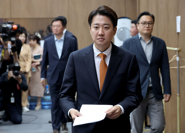 이준석 개혁신당 대선 후보가 22일 서울 국회 소통관에서 김문수 국민의힘 대선 후보와의 단일화 요구에 대한 입장 발표 기자회견을 위해 입장하고 있다. (사진=연합뉴스)