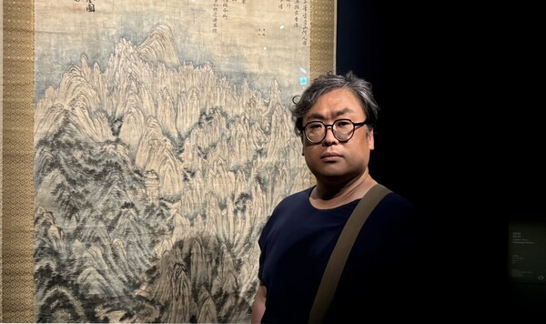 금강전도 앞에 선 정진용 작가 / 사진 =이승은