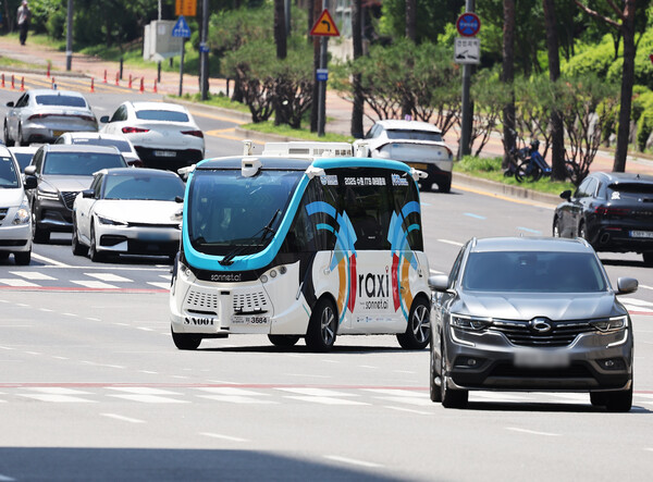 26일 경기도 수원시 영통구 수원컨벤션센터 인근에서 자율주행차량이 시험운행을 하고 있다. 수원시는 '2025 수원 ITS 아태총회' 기간인 28일부터 30일까지 3.2km 노선을 순환하는 자율주행차량을 운행한다. (사진=연합뉴스)