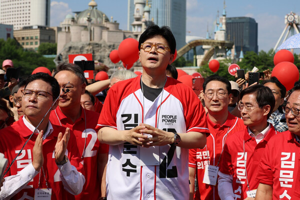 한동훈 전 국민의힘 대표가 25일 서울 송파구 일대에서 김문수 대선 후보 지원유세에 나서고 있다. (사진=연합뉴스 / 한 동훈 전 대표 측 제공]